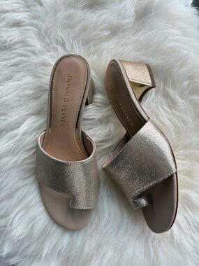 Donald J Pliner gold slides 5 NWT